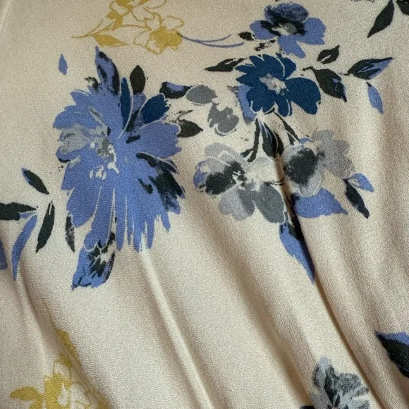 Lush Yellow V-Neck Sundress with 3/4 Bishop Sleeves - Picture 4 of 8